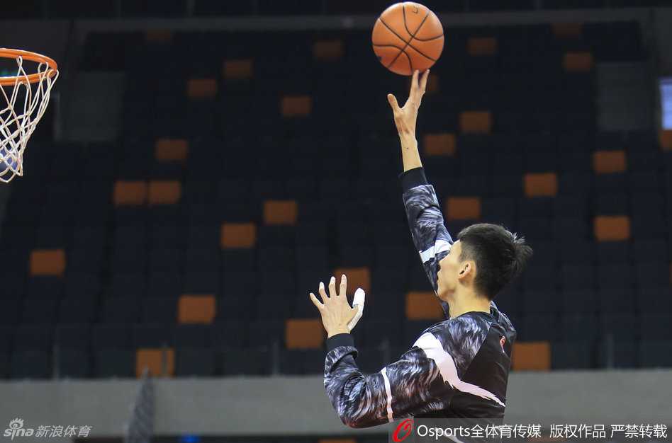 总决赛浴血奋战,周琦拇指骨折坚持训练 周琦参与球队训练,他轻松完成右手挑篮,眼神自信,似乎已将伤痛抛在脑后