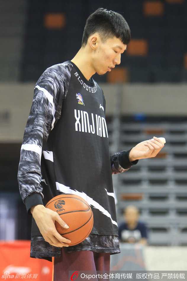 总决赛浴血奋战,周琦拇指骨折坚持训练 周琦在场上进行投篮训练,他高高跃起单手投篮,左手拇指被白色绷带牢牢固定,与黑色的护具形成鲜明对比
