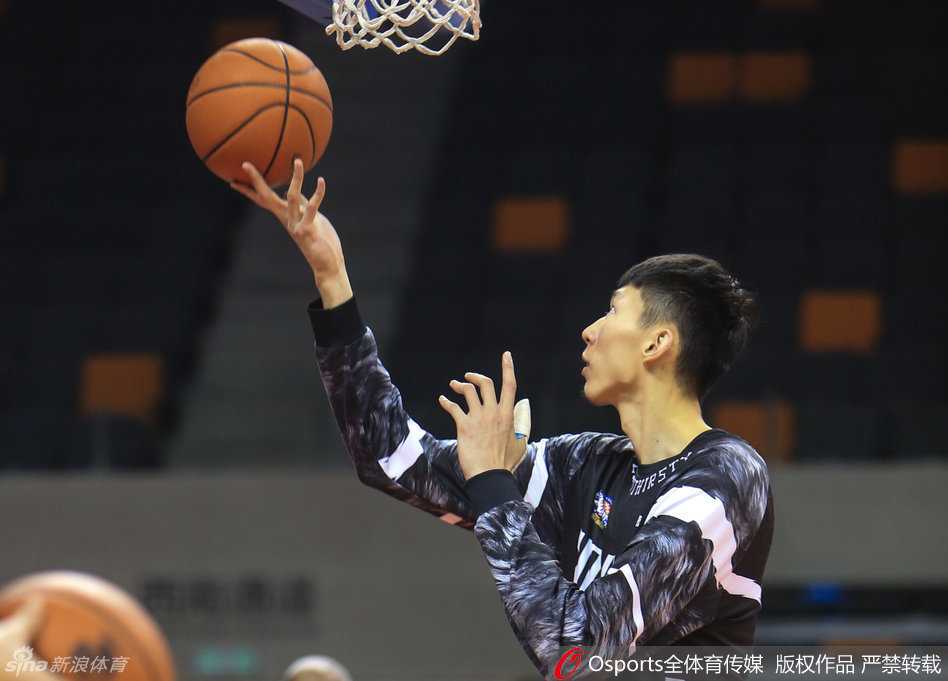 总决赛浴血奋战,周琦拇指骨折坚持训练 训练结束后,周琦接受记者采访,面对镜头平静地谈论自己的伤势,李根则被众多记者团团包围