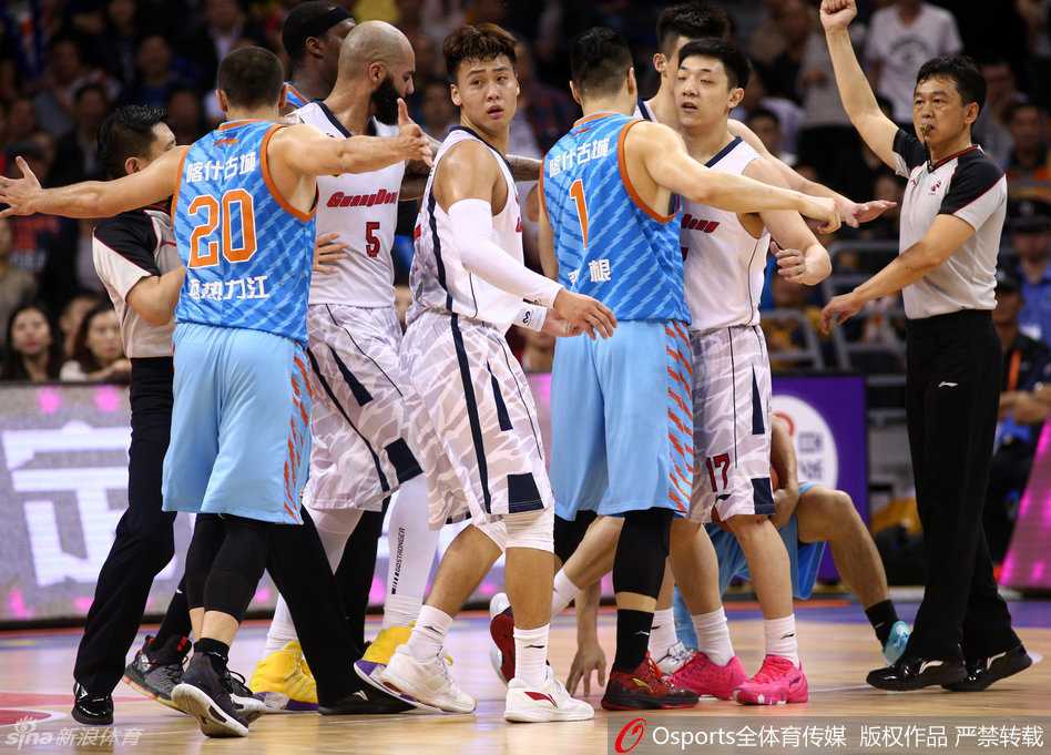 总决赛硝烟弥漫 疆粤大战火爆冲突全记录 赵睿在推搡中情绪完全失控,他怒目圆睁,伸出手指指向新疆队方向,嘴里不停地咆哮着,身边的队友和裁判正在极力阻拦。