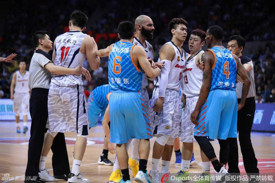 总决赛硝烟弥漫 疆粤大战火爆冲突全记录 亚当斯在跨过周鹏后,面对围拢上来的广东球员,他摊开双手,脸上写满了无辜和困惑,仿佛在向裁判解释自己并非有意为之。