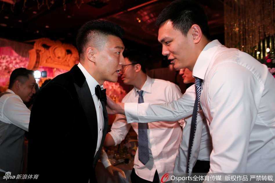 镜头捕捉到婚礼上的温馨互动,李根俯身轻吻妻子额头,妻子脸上洋溢着幸福的笑容,背景虚化的灯光如同此刻梦幻的氛围。