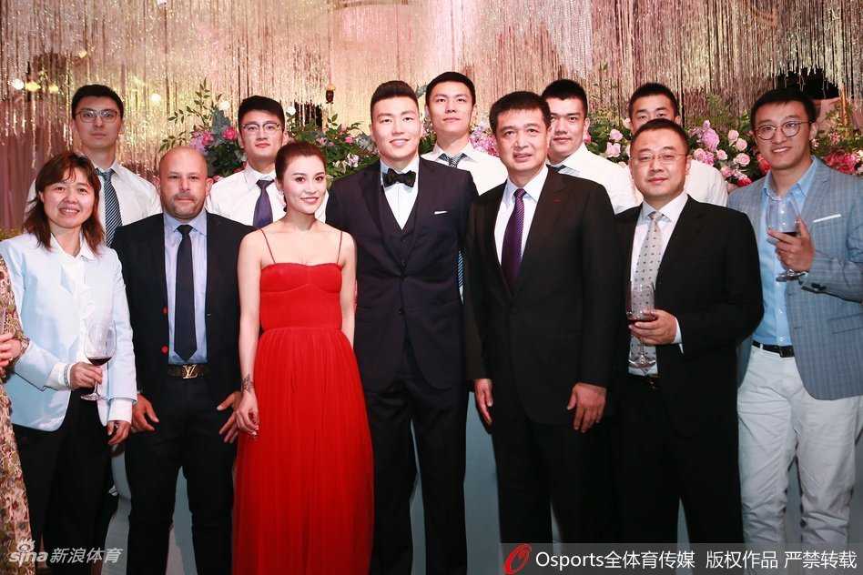 北京男篮将帅齐聚李根婚宴,昔日恩师闵鹿蕾与雅尼斯到场,吉喆朱彦西等队友笑容满面,一张迟来的全家福写满重逢的喜悦。