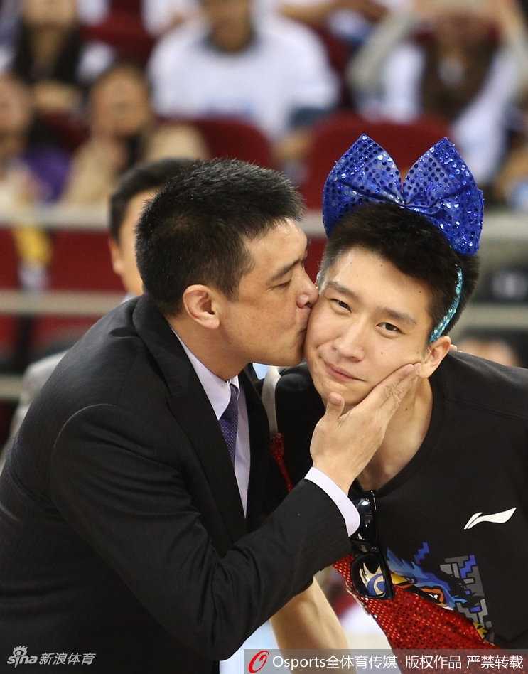 兩人身穿簡約白色上衣，在灑滿陽光的室內親密地額頭相貼，眼神溫柔地凝視彼此，畫面靜謐而美好，彷彿世界只剩下他們兩個人。