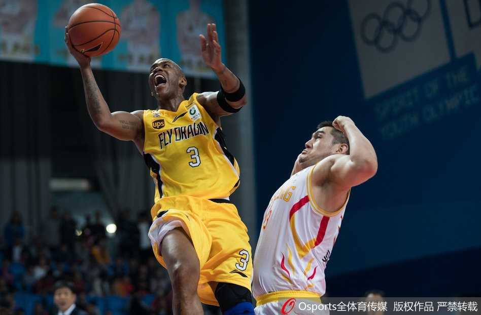 振臂高呼的激情瞬间，命中关键球后，球员紧握双拳，向着观众席大声怒吼，面部的肌肉线条都因兴奋而紧绷，感染着全场球迷。