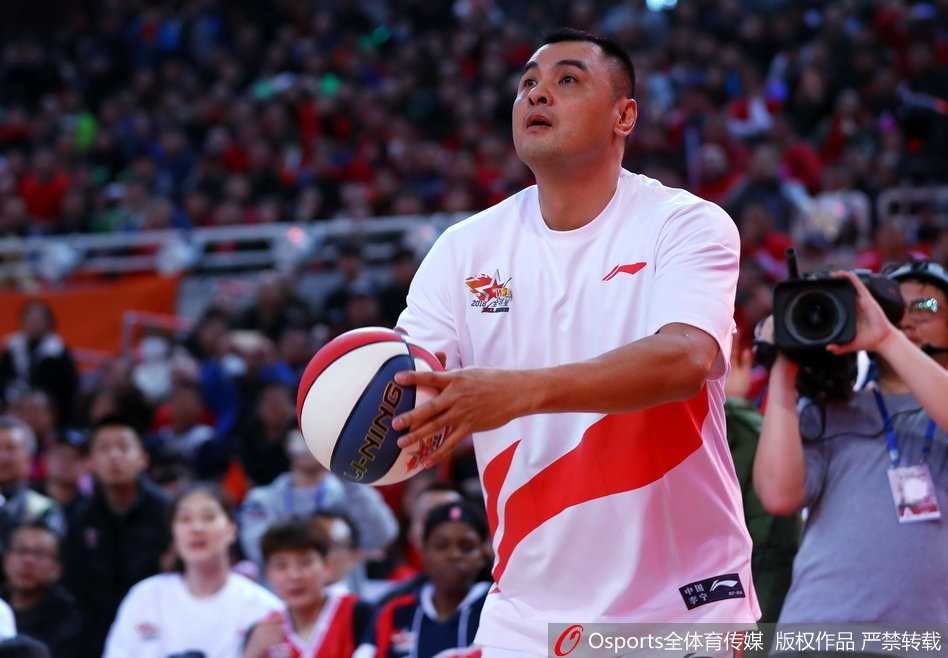 八一女篮核心露雯在全明星正赛中持球突破，她眼神犀利，步伐矫健，全场砍下21分，最终荣膺全明星MVP殊荣。