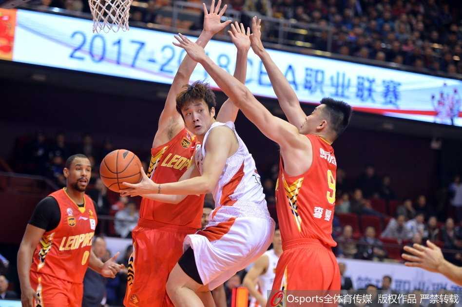 布鲁克斯后仰跳投出手，身体在空中微微倾斜，眼神却始终凝视篮筐，篮球离手的瞬间，全场仿佛都陷入了静止。