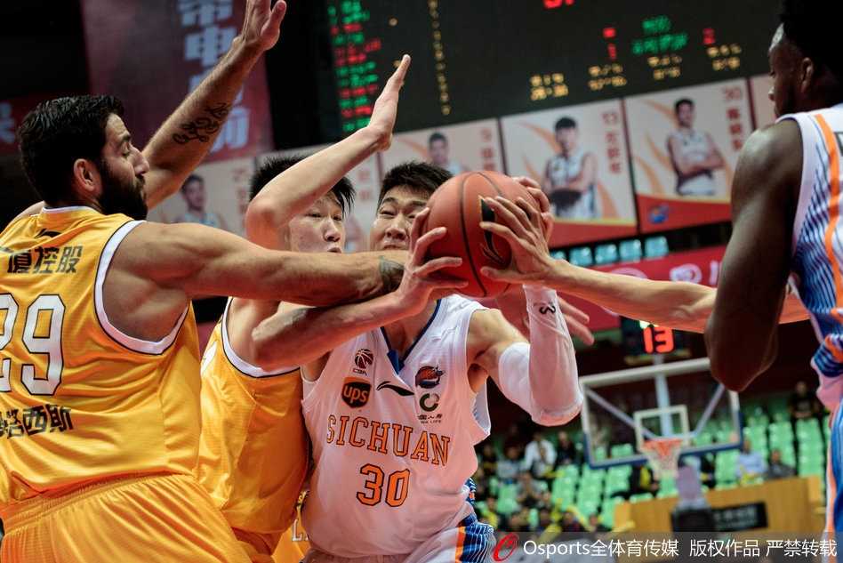 赛场边的摄影师长枪短炮严阵以待，镜头如林聚焦场内，他们同样是这场光影盛宴的见证者与记录者。