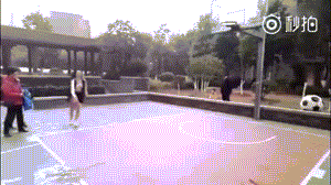 动图记录下小玉在罚球打赌失败后，信守承诺在球场中央原地跳动，展现出她活泼开朗、言而有信的性格。