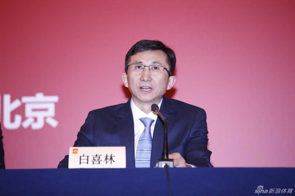 会议结束后姚明起身准备离开，身姿挺拔，步履坚定，那标志性的2米26身高在人群中宛如一座移动的灯塔