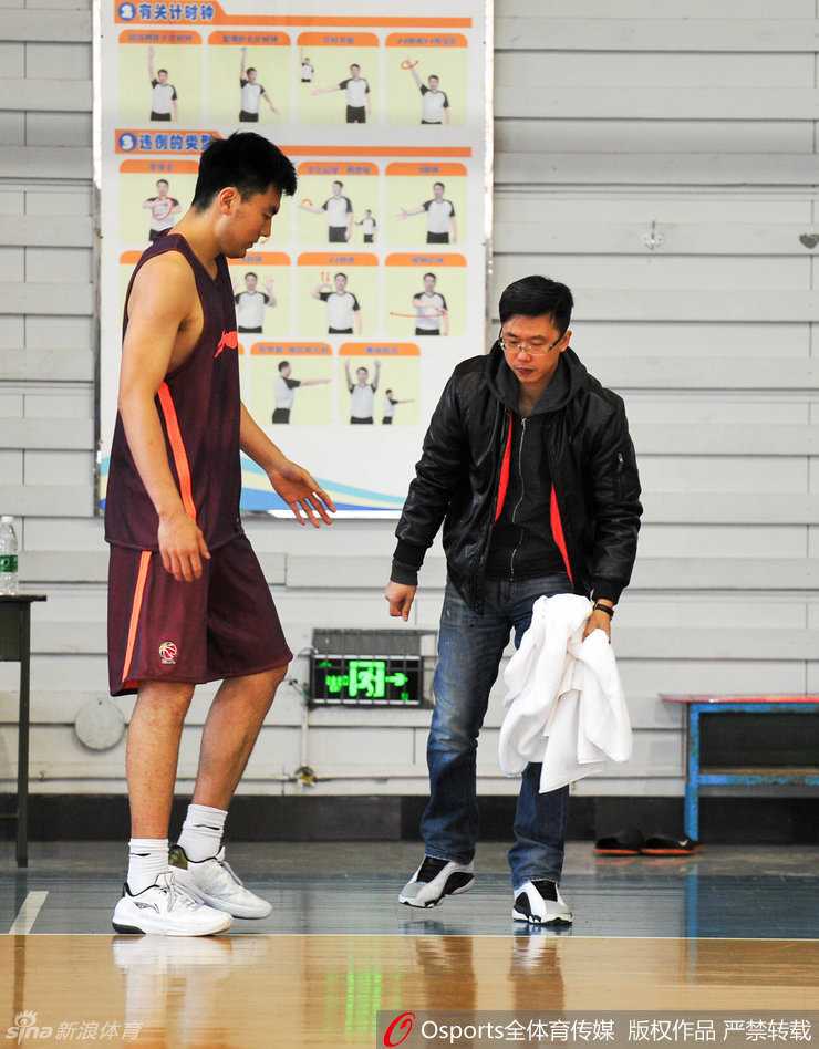 李晓旭在折返跑测试中全力冲刺，咬紧牙关，肌肉线条紧绷，尽管场地湿滑依然拼尽全力奔向终点。