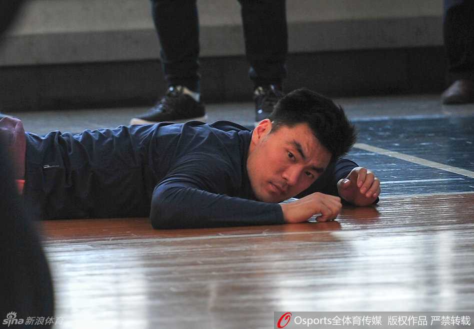 李晓旭神情低落地走出训练馆，身后是冰冷的铁门和无法通过的体测成绩单，眼神中充满了不甘与失落。