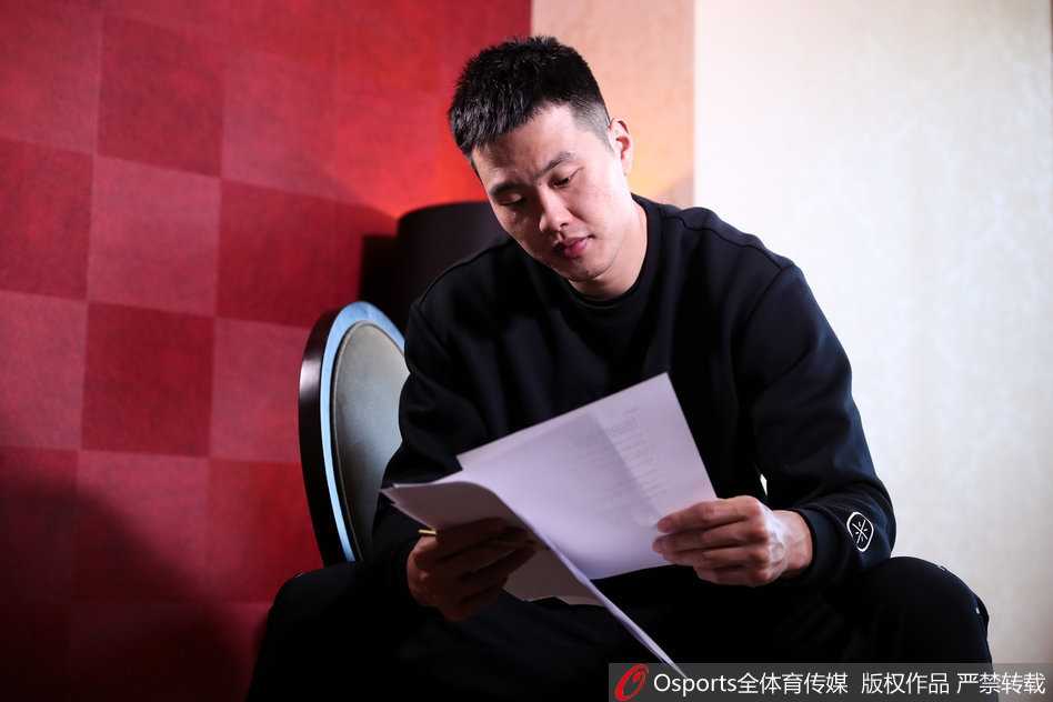 准备间隙，孟铎低头仔细核对采访流程，暖色的灯光勾勒出他硬朗的面部轮廓，一丝不苟的样子仿佛在进行赛前最后的热身，将“认真工作”四个字诠释得淋漓尽致。