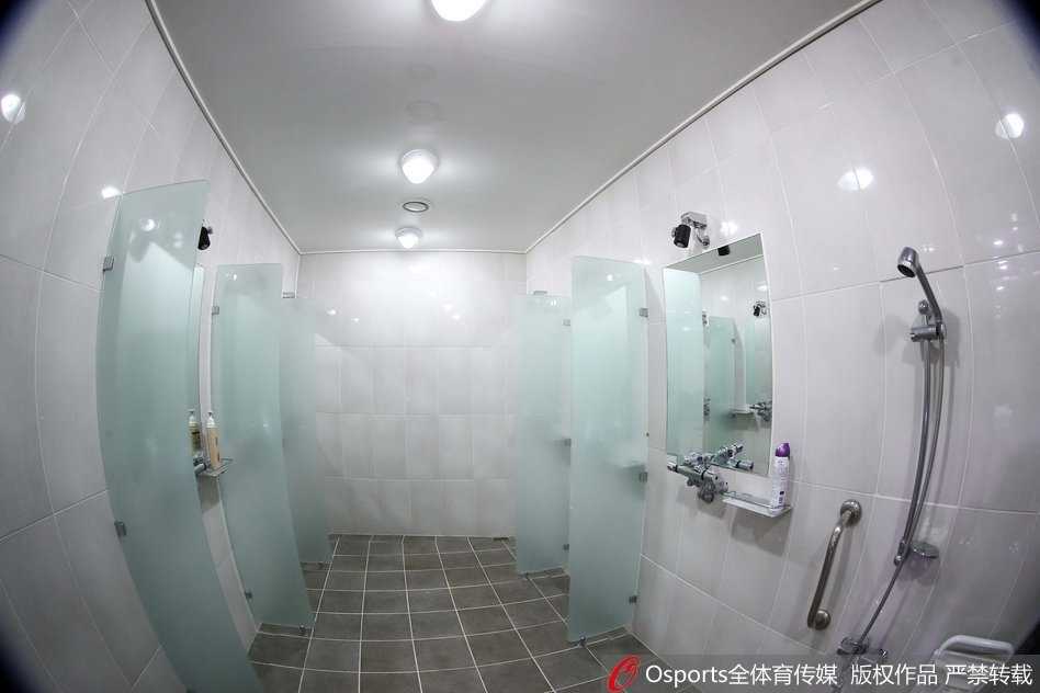 专属装备区里，几双顶级签名战靴按照球员号码一字排开，旁边是码放整齐的护踝、运动绷带和定制水壶，每一件装备都被调整到最佳状态，等待出征。