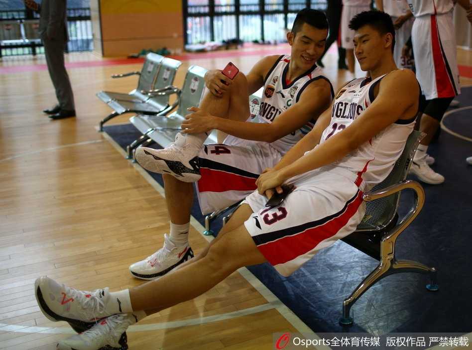 拍摄间隙，球员们围坐在一起观看刚才的样片，手指屏幕讨论着 pose 的细节，此刻的欢声笑语将转化为赛场上默契的配合与信任。