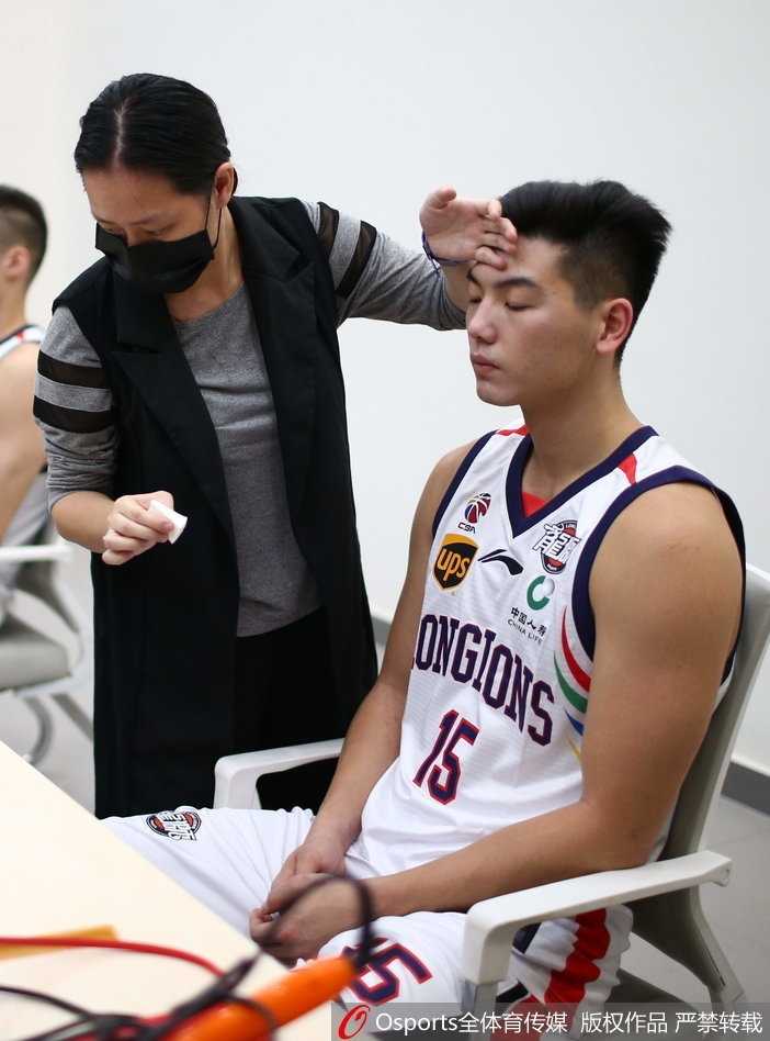 聚光灯下，广州龙狮的球员们并排而立，球衣上的龙纹刺绣在闪光灯下熠熠生辉，这条南国巨龙即将在CBA的赛场上掀起青春风暴。