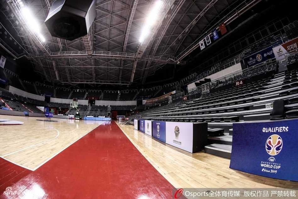 赛前空旷的看台上，挂着写有韩文“大韩民国”的横幅，见证着即将到来的中韩两队间的又一次激烈碰撞