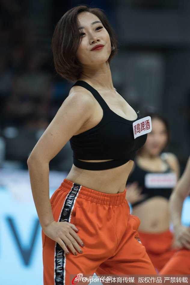 镜头拉近，宝贝们的动作整齐划一，她们充满张力的表演不仅是为了娱乐，更是为了给拼杀了一节的球员们带来视觉上的放松与精神上的鼓舞。