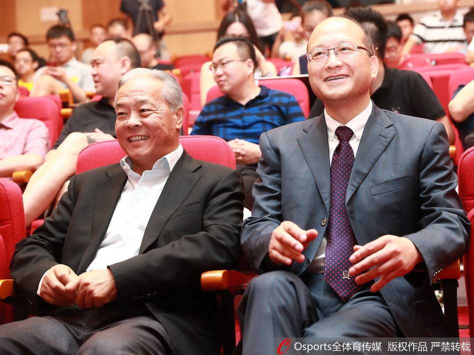 发布会后的交流环节，姚明双手搭在身前，侧耳倾听同仁意见，眼神中闪烁着对即将到来的新赛季各种挑战的期待与思索。