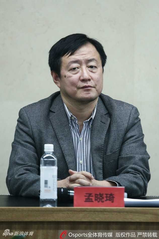 现场一位身穿西装的高层管理人员正在发言，他手势有力，目光坚定，背景墙上的CBA标识格外醒目，象征着联赛在新时代的变革决心。