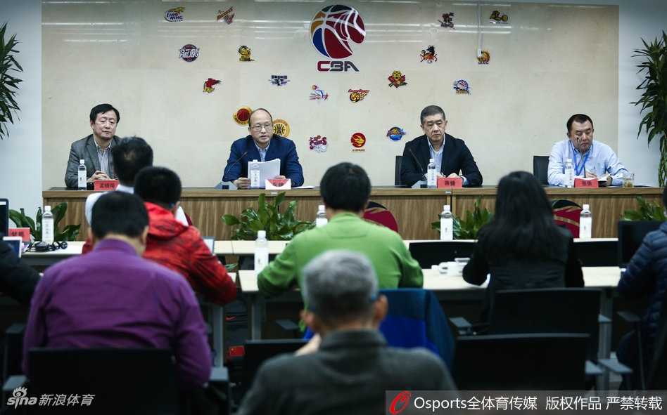 通气会结束后，媒体记者们将几位发言嘉宾团团围住，继续进行深入追问，闪光灯此起彼伏，折射出公众对CBA联赛改革进程的强烈兴趣与期待。