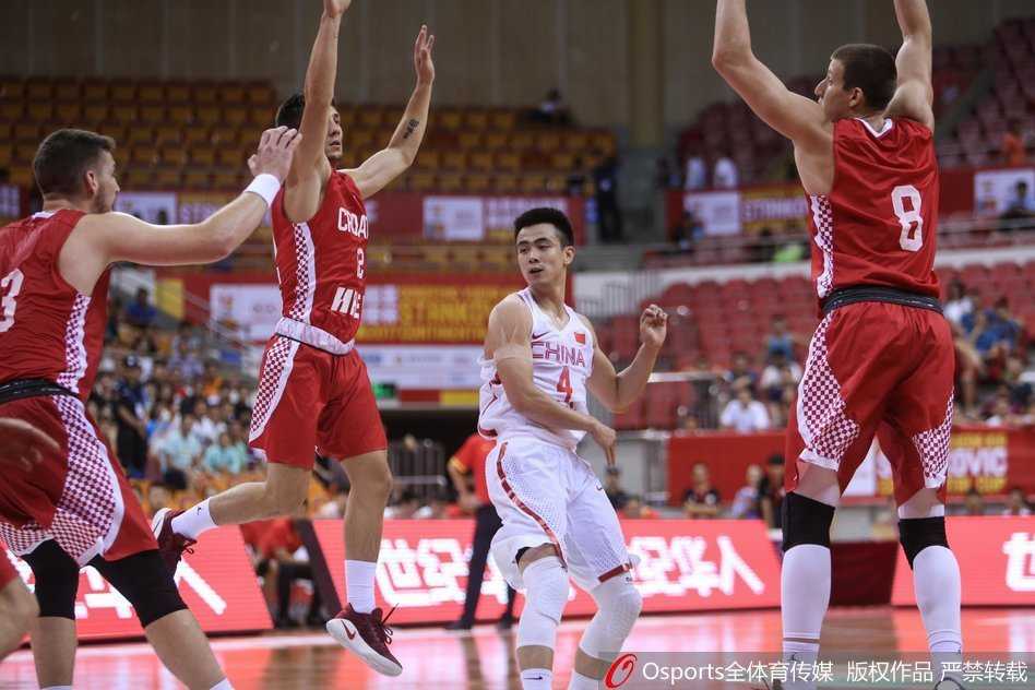 王哲林在克罗地亚球员的严密防守下，依然强硬地用勾手完成投篮，肌肉的碰撞与坚定的眼神成为此役的缩影。