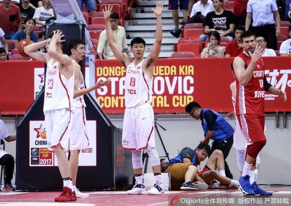 赵睿持球加速突破，他的步伐坚定，试图撕开对手的防线，年轻的后卫线在比赛中经受了严峻的考验。