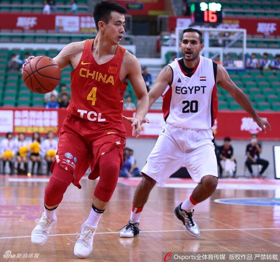 王哲林高高跃起，以一记势大力沉的单手劈扣终结进攻，埃及队防守球员只能望球兴叹，见证这次暴力美学