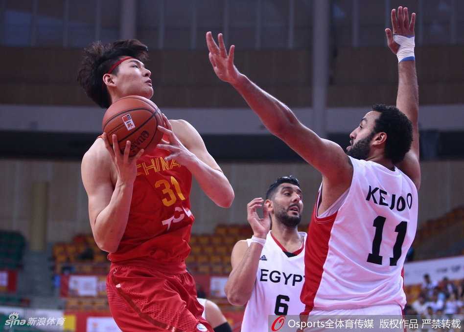 阿不都沙拉木在低位强硬要球，用身体死死卡住身后的防守人，手臂高高扬起，为队友创造传球机会