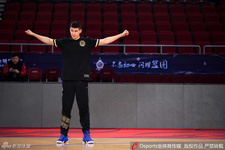 新疆队的希望之星阿不都沙拉木正凝神静气进行拉伸，认真的表情透露出他对比赛的渴望，每一个热身动作都做得一丝不苟。