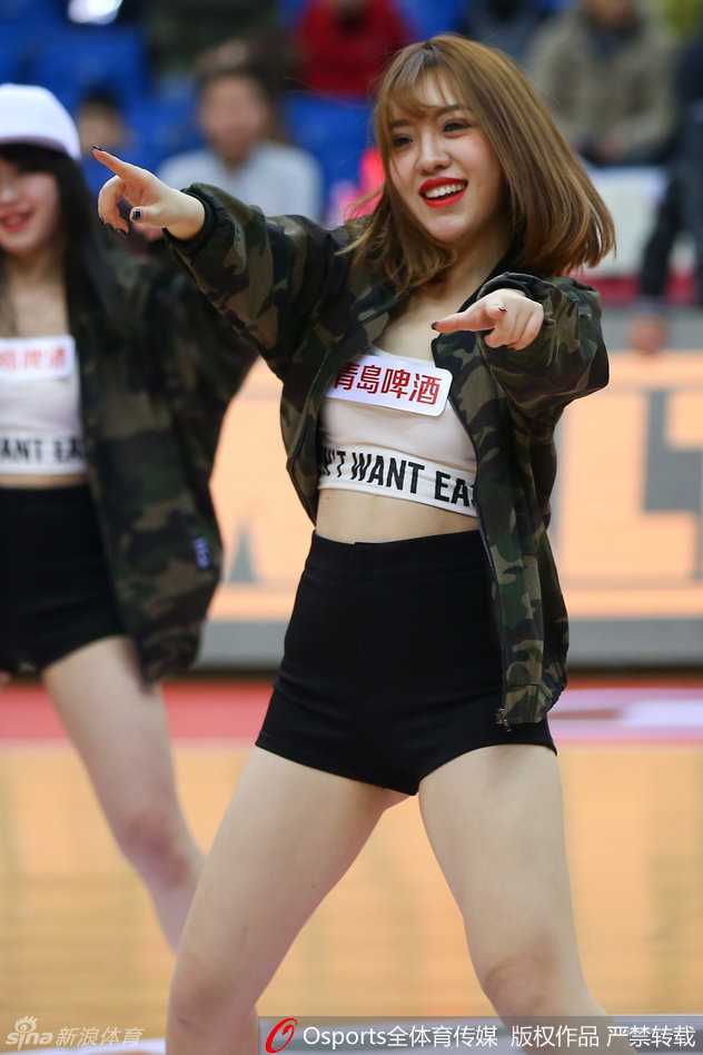 宝贝们摆出整齐划一的舞蹈造型，她们面带灿烂微笑，修长的身姿和充满韵律感的动作成为记分牌前最美的背景板。