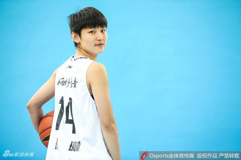 镜头定格下山西女篮将帅们的坚毅面庞，主教练朴明洙眼神如炬，他的身后，队员们一字排开，青春的活力与赛场的杀气扑面而来。