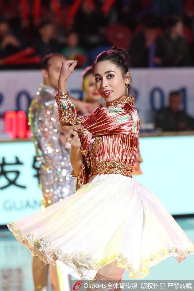 新疆主场惊现西域风华 异域之美点燃冬日激情 这位新疆美女穿着具有民族特色的服饰,头戴精致的小花帽,面带羞涩又大方的微笑,向观众挥手致意,极具亲和力。