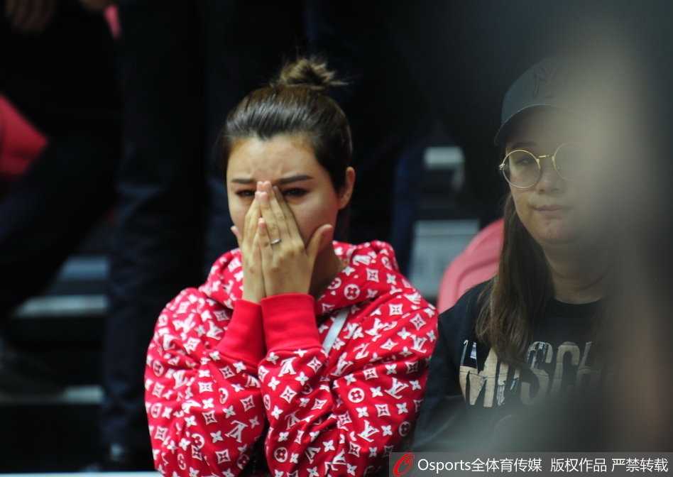 李根的妻子眼含热泪，眼神中既有对丈夫的心疼，也有对他拼尽全力表现的骄傲与感动