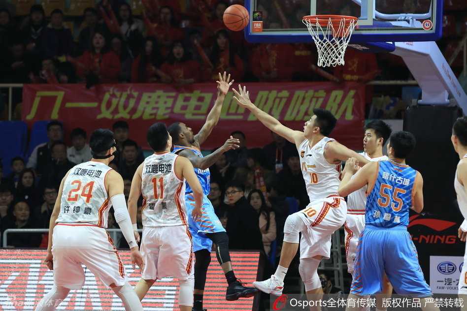 孙桐林背身强打，转身瞬间遭遇邹雨宸与许钟豪双人合力封盖，内线肌肉碰撞激烈