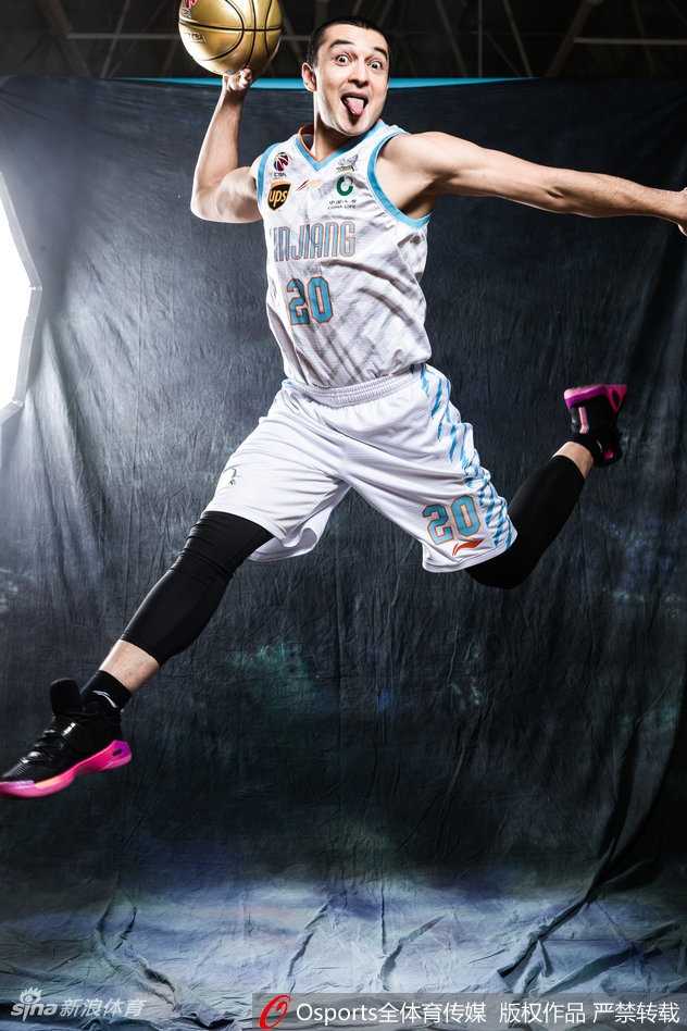 新疆广汇飞鲨破浪前行 新赛季全家福彰显卫冕雄心 西热力江紧咬牙关,肌肉线条分明,防守悍将的战斗欲望在静止的画面中仿佛下一秒就要喷薄而出。