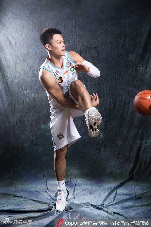 新疆广汇飞鲨破浪前行 新赛季全家福彰显卫冕雄心 亚当斯单手抓球,面带微笑望向远方,仿佛在凝视着新赛季卫冕之路上的每一个对手与每一场胜利。