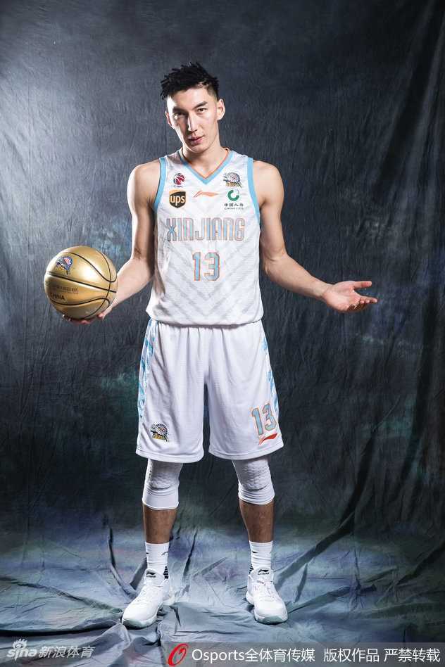 新疆广汇飞鲨破浪前行 新赛季全家福彰显卫冕雄心 李根展露标志性的“焦作勒布朗”式强壮身姿,在镜头前轻松微笑,他是替补席上随时可以引爆全场的微波炉。