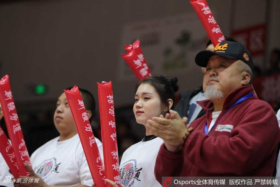 新疆男篮主场靓丽风景线 美女球迷激情助阵点燃红山 一位颜值出众的新疆美女球迷,目光专注地望向赛场方向,眼神中充满了对比赛的期待。