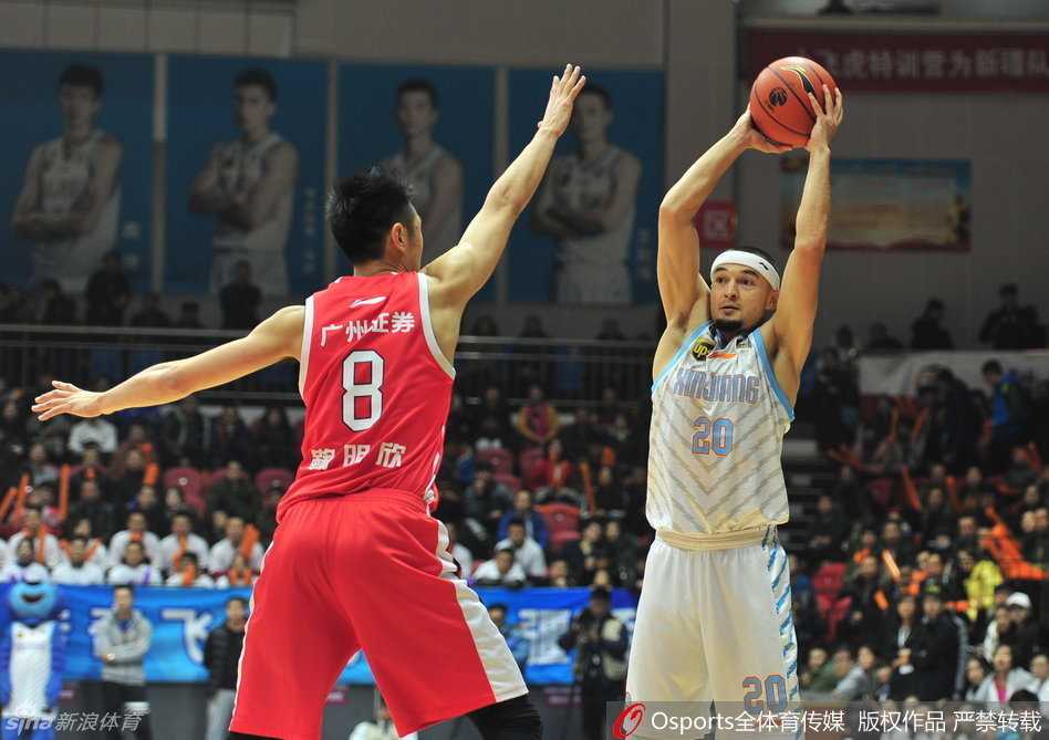 新疆男篮巅峰之路:飞虎精神与总冠军的荣耀时刻 可兰白克·马坎双手摊开,一脸严肃地与裁判交流比赛判罚,展现队长担当