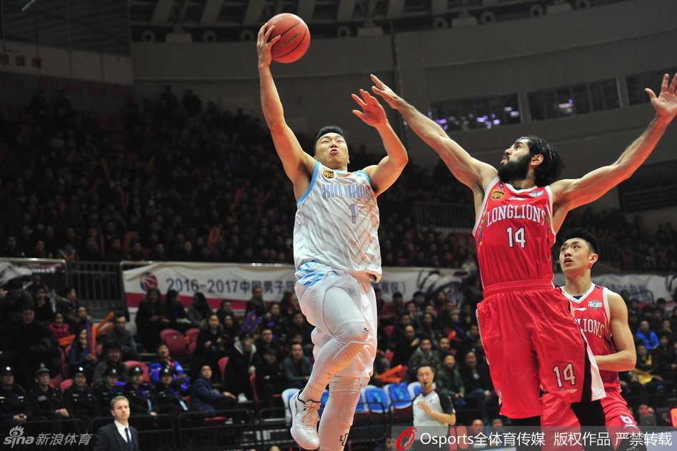 新疆男篮巅峰之路:飞虎精神与总冠军的荣耀时刻 西热力江在外线双手持球,眼神坚定地盯着篮筐,随时准备射出致命三分