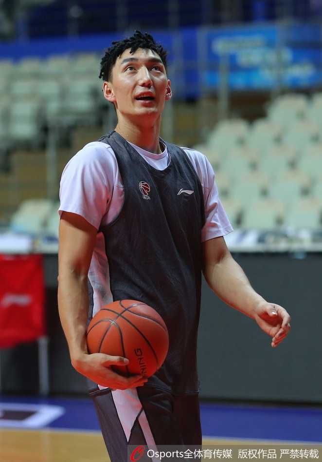 新疆男篮积极备战迎强敌,西热力江磨砺三分利刃誓捍卫卫冕荣耀 在教练的指导下,西热力江反复练习着绕掩护后的接球投篮,他的每一次出手都显得自信满满,仿佛比赛的最后时刻正在来临。