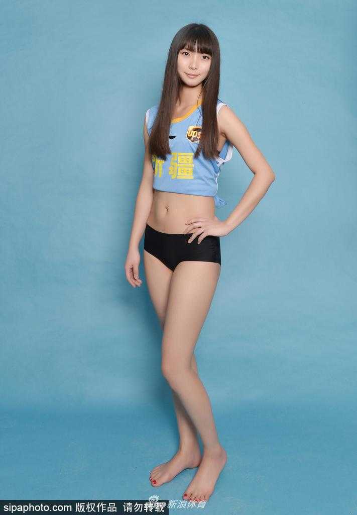新疆篮球宝贝全新写真绽放青春活力,长腿亭立助力飞虎新赛季 镜头前,新疆篮球宝贝身姿挺拔,一双白皙修长的美腿在光影下格外抢眼,眼神中透露出自信与优雅。