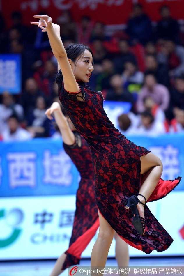 新疆篮球宝贝:赛场边最靓的风景,热情舞动青春风采 镜头拉近,这位篮球宝贝的笑容格外甜美,她眼神中闪烁着自信的光芒,手中的花球仿佛也随着她的好心情轻轻摇曳,展现着新疆女孩特有的阳光与美丽。