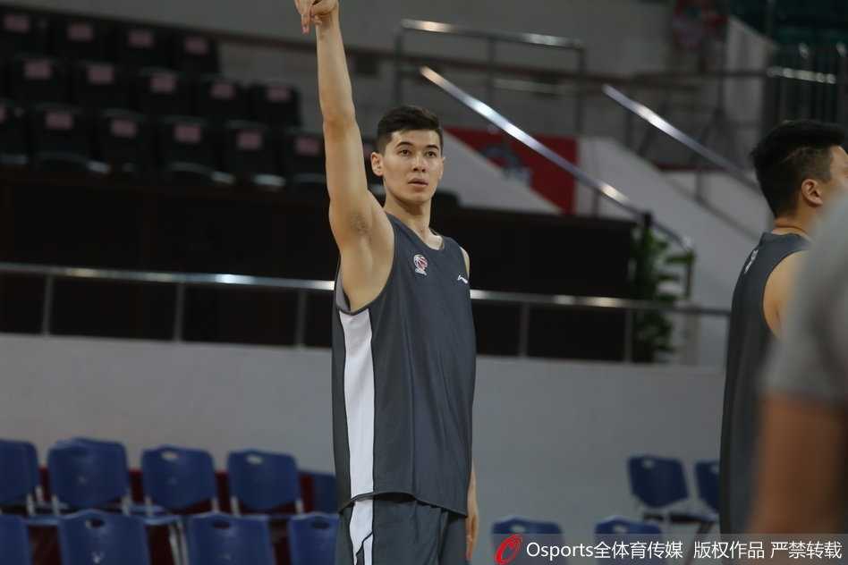 新疆赛前温情一幕:西热力江与恩师崔万军场边热聊,回首峥嵘岁月 热聊间隙,西热力江伸出手臂指向场内,似乎在与崔指导交流场上的某个跑位细节,崔万军顺着他手指的方向望去,眉头微蹙陷入思考。