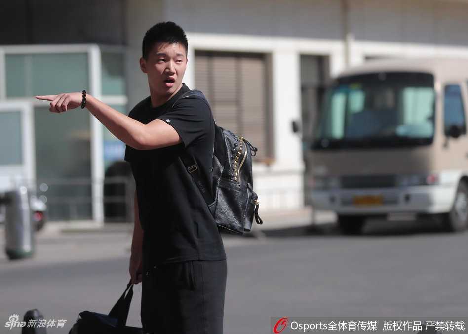 新疆队长与八一新星齐聚京城,中国男篮红队开启崭新篇章 阿不都沙拉木面容俊朗自信步入训练局,这位来自新疆的锋线新星眉宇间满是对国家队生涯的向往与坚定