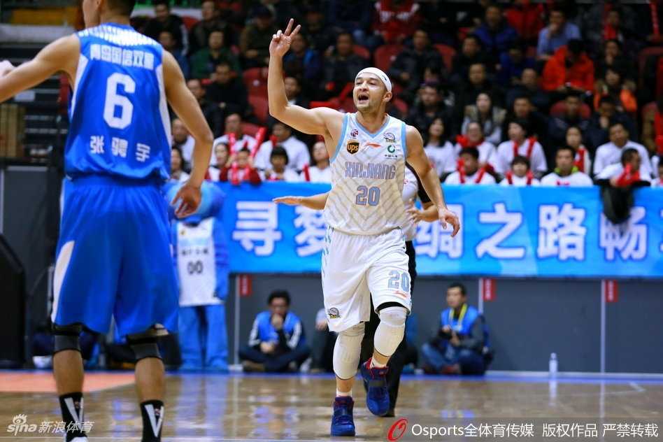 新疆飞虎主场下起“三分雨”,强势浇灭青岛男篮取连胜 赛场上球员们为了球权拼作一团,汗水与激情碰撞,这是CBA联赛里最真实的肉搏战场。