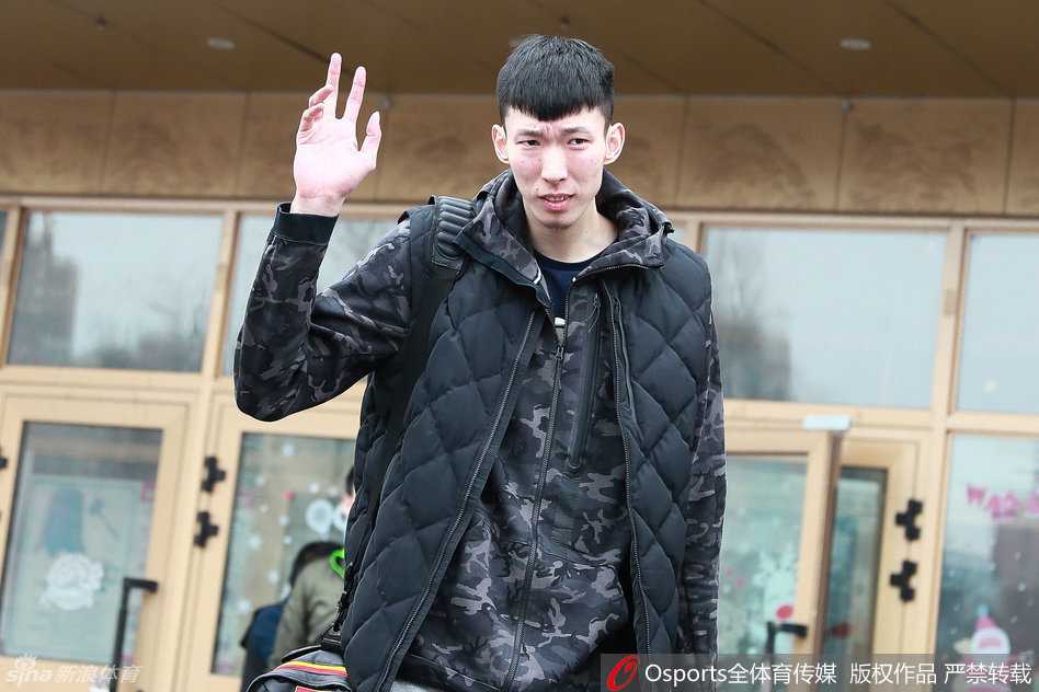 新疆飞虎夺冠征程落幕 英雄挥手各赴新程 身披冠军荣光的周琦,站在训练馆门口回首向人群轻轻挥手,眼神中既有对这片赛场的眷恋,也闪烁着即将奔赴远方、挑战NBA的坚定光芒。