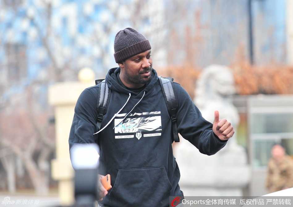 新疆飞虎夺冠征程落幕 英雄挥手各赴新程 队长可兰白克迈着沉稳的步伐走出训练馆,眉宇间凝聚着队长的责任感,他身后是朝夕相处的队友,眼前是需要他继续守护的冠军荣耀。