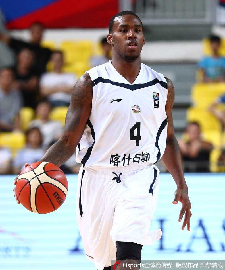 新疆飞虎惊魂一刻 力克台北达欣迎亚冠两连胜 新疆小将阿不都沙拉木面对比自己高大许多的布拉,毫无惧色地起跳封盖,展现了年轻球员的拼劲和勇气。